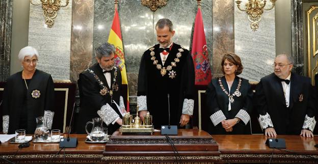 María José Segarra, Carlos Lesmes, el rey Felipe VI y la ministra de Justicia, Dolores Delgado, ayer, en la apertura del año judicial. :: ep