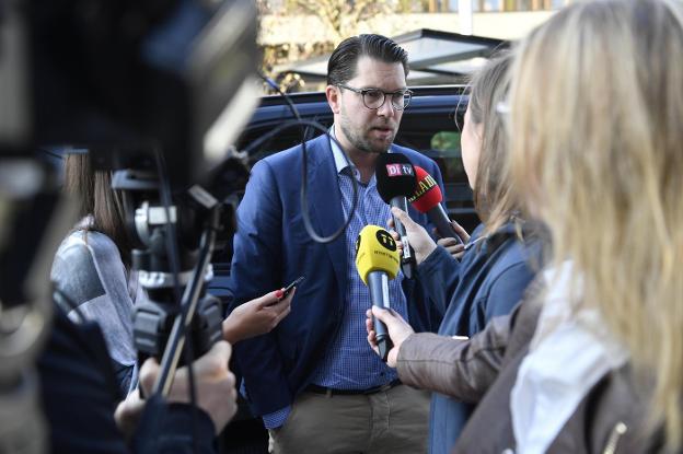 El líder de Demócratas de Suecia, Jimmie Akesson, atiende a los periodistas en Estocolmo antes de una comparecencia televisiva. :: henrik montgomery / efe