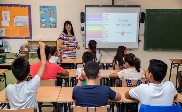 Alumnos y una profesora, en el inicio de curso.