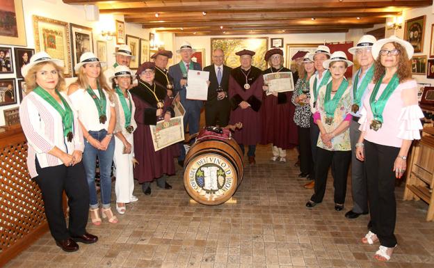 Reunión en Logroño entre las cofradías del vino de La Rioja y de Ecuador. 