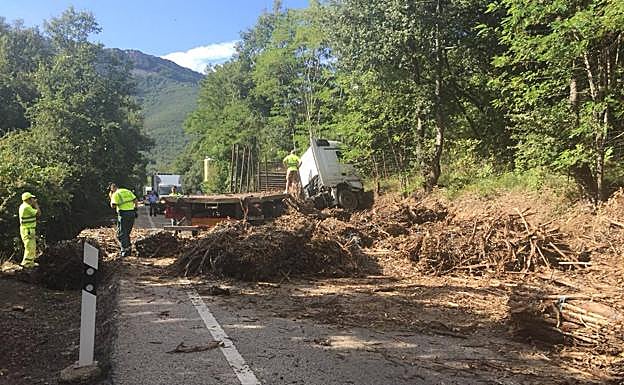 El camión, cruzado con toda la carga desperdigada por la carretera. 