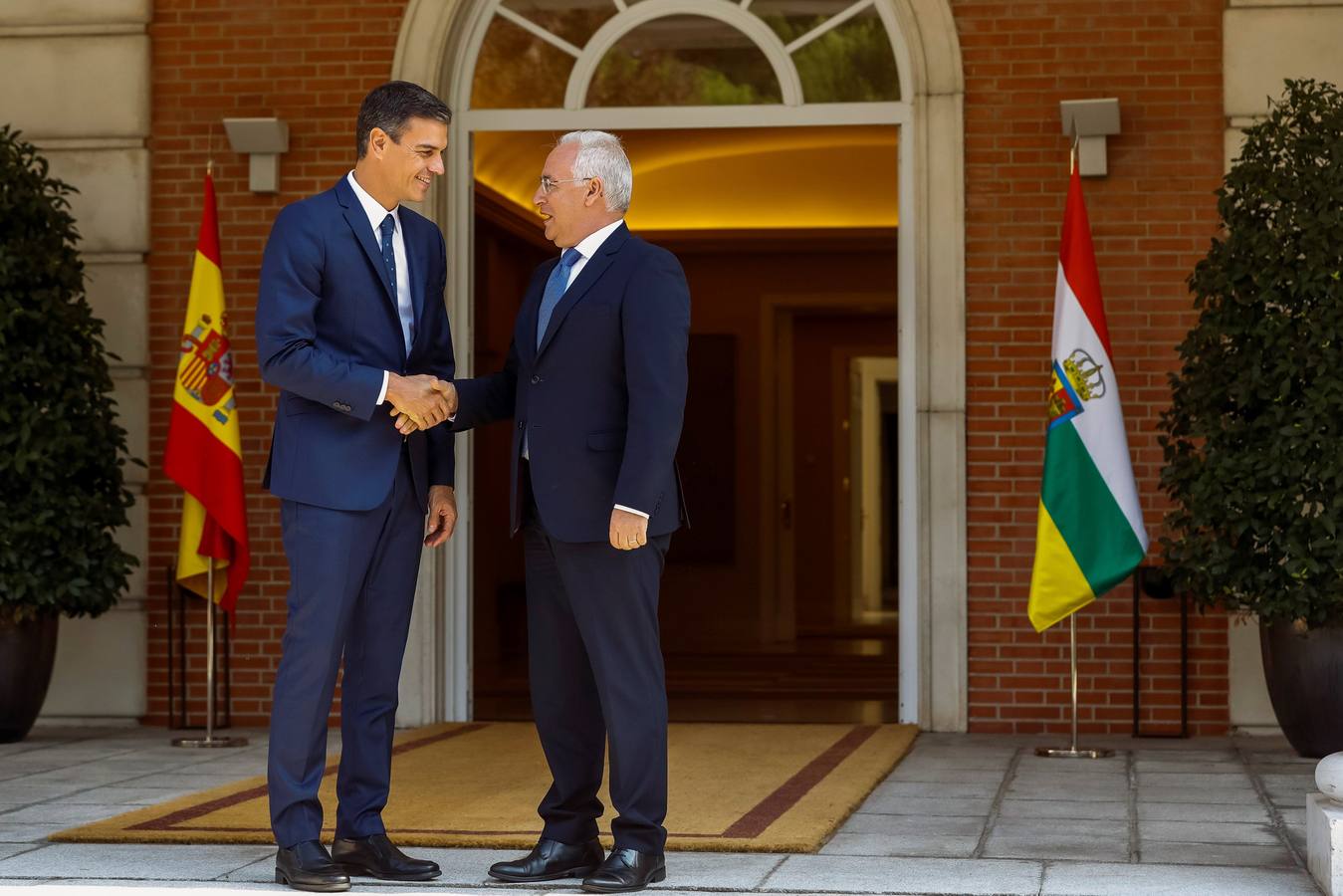 Fotos: Las imágenes del encuentro entre Pedro Sánchez y José Ignacio Ceniceros en Moncloa