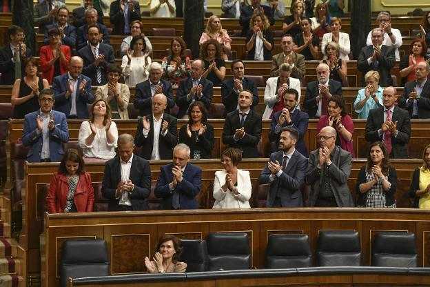 Calvo y los diputados del PSOE aplauden tras aprobar el Congreso el decreto para exhumar a Franco. :: e. p.