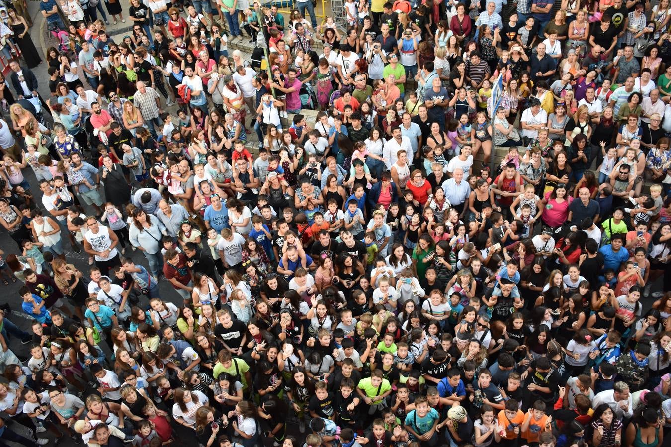 La Corporación infantil leyó el pregón y protagonizó el disparo del cohete que abre cinco días de fiesta por Santa Eufemia