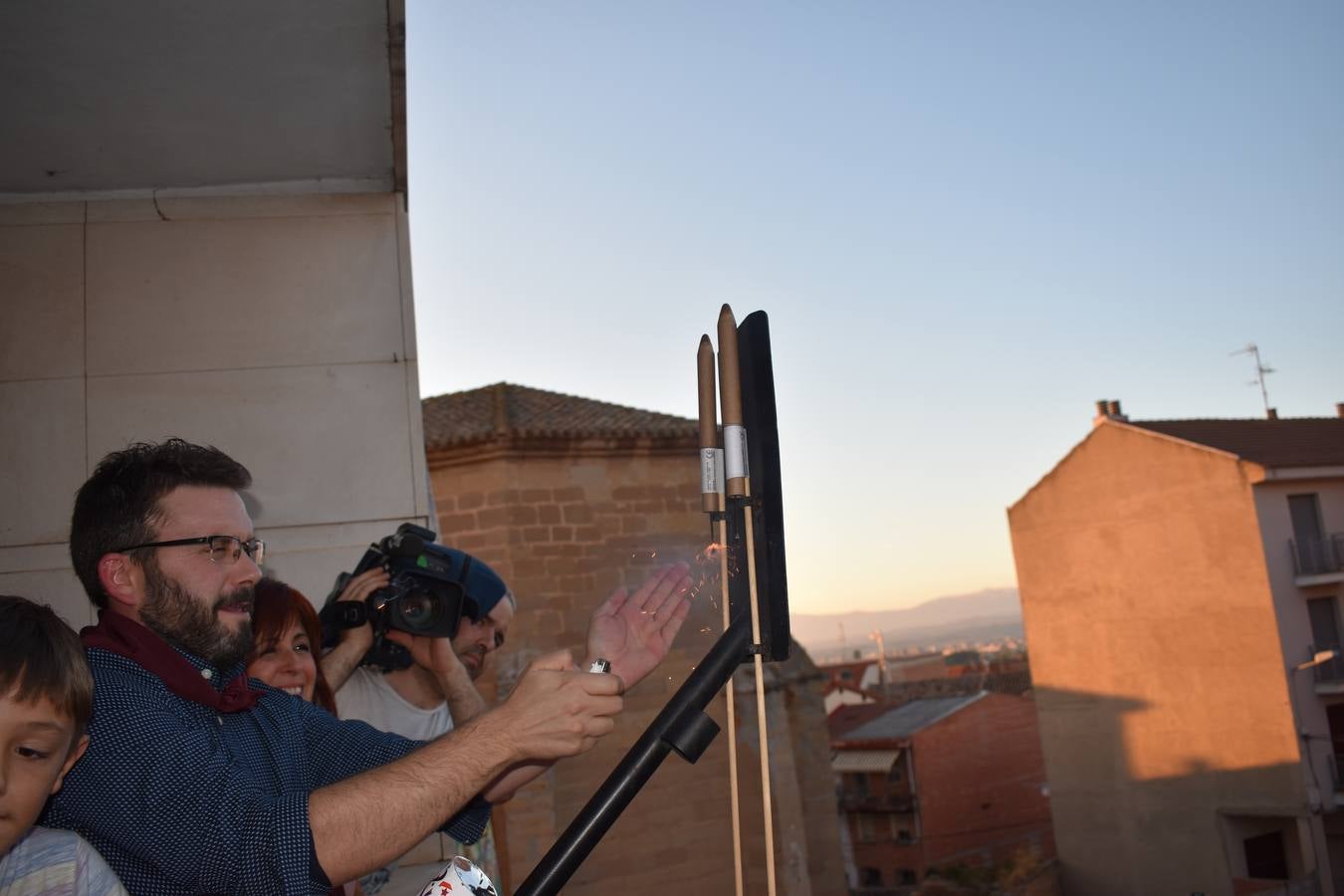 La Corporación infantil leyó el pregón y protagonizó el disparo del cohete que abre cinco días de fiesta por Santa Eufemia