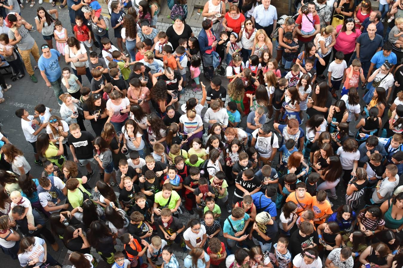 La Corporación infantil leyó el pregón y protagonizó el disparo del cohete que abre cinco días de fiesta por Santa Eufemia