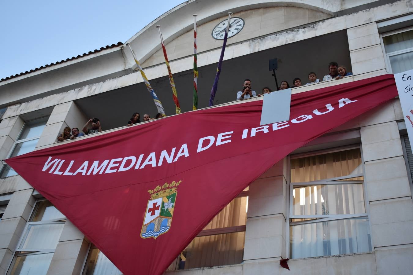 La Corporación infantil leyó el pregón y protagonizó el disparo del cohete que abre cinco días de fiesta por Santa Eufemia