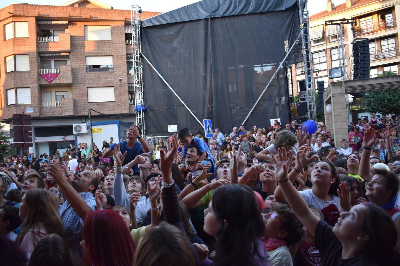 La Corporación infantil leyó el pregón y protagonizó el disparo del cohete que abre cinco días de fiesta por Santa Eufemia