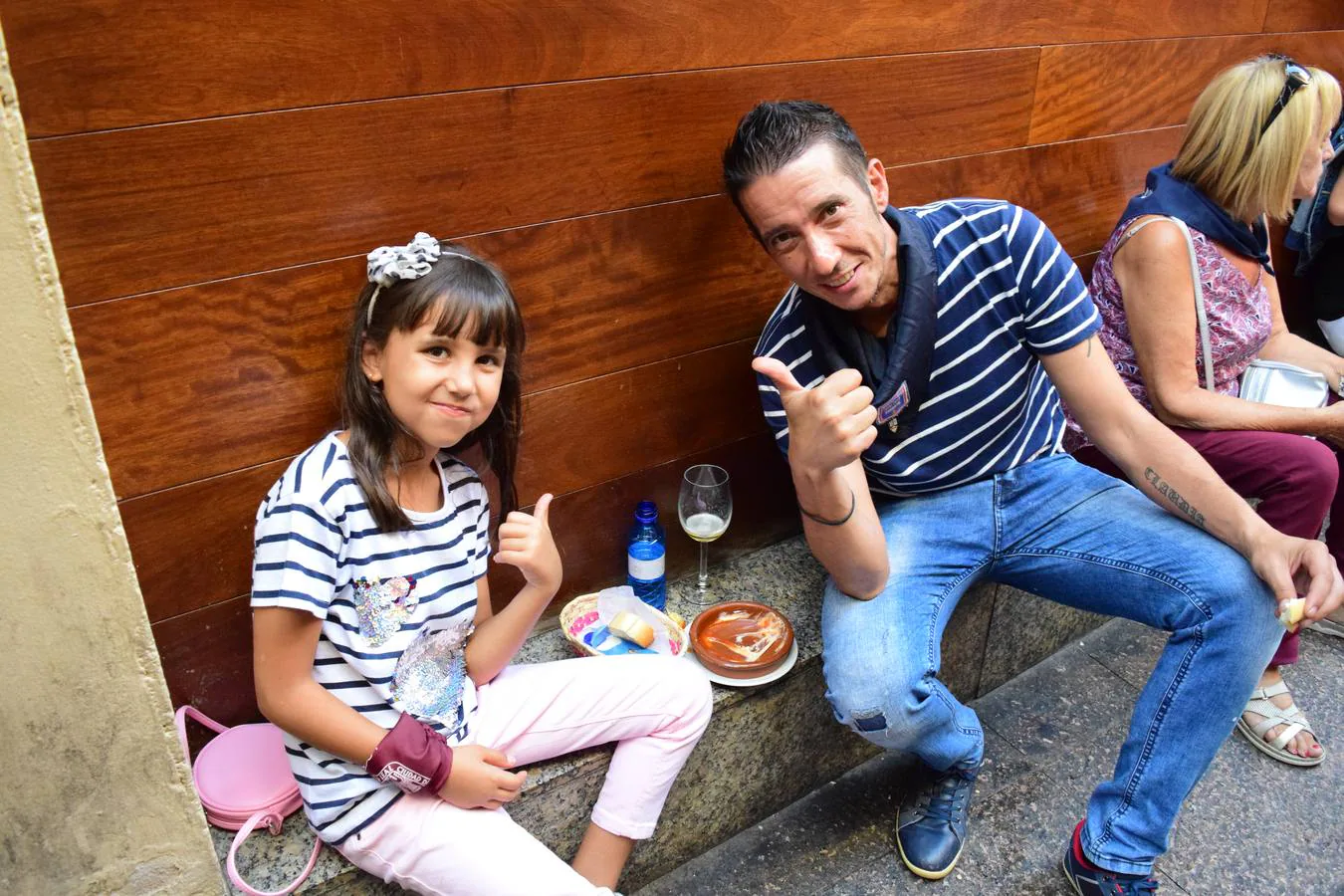 La calle logroñesa estaba atestada de gente disfrutando de los pinchos.