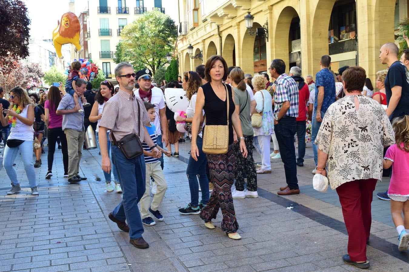 Miles de personas llenan hoy las calles de Logroño.