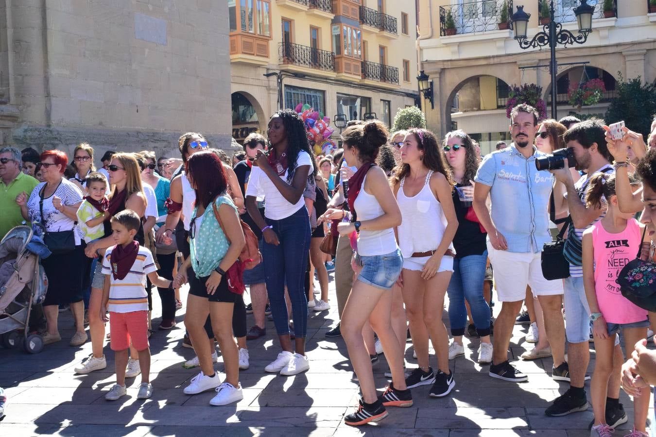 Miles de personas llenan hoy las calles de Logroño.