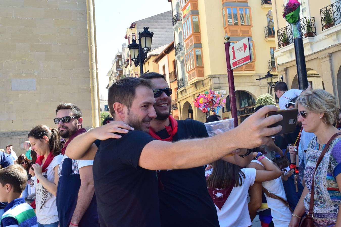 Miles de personas llenan hoy las calles de Logroño.