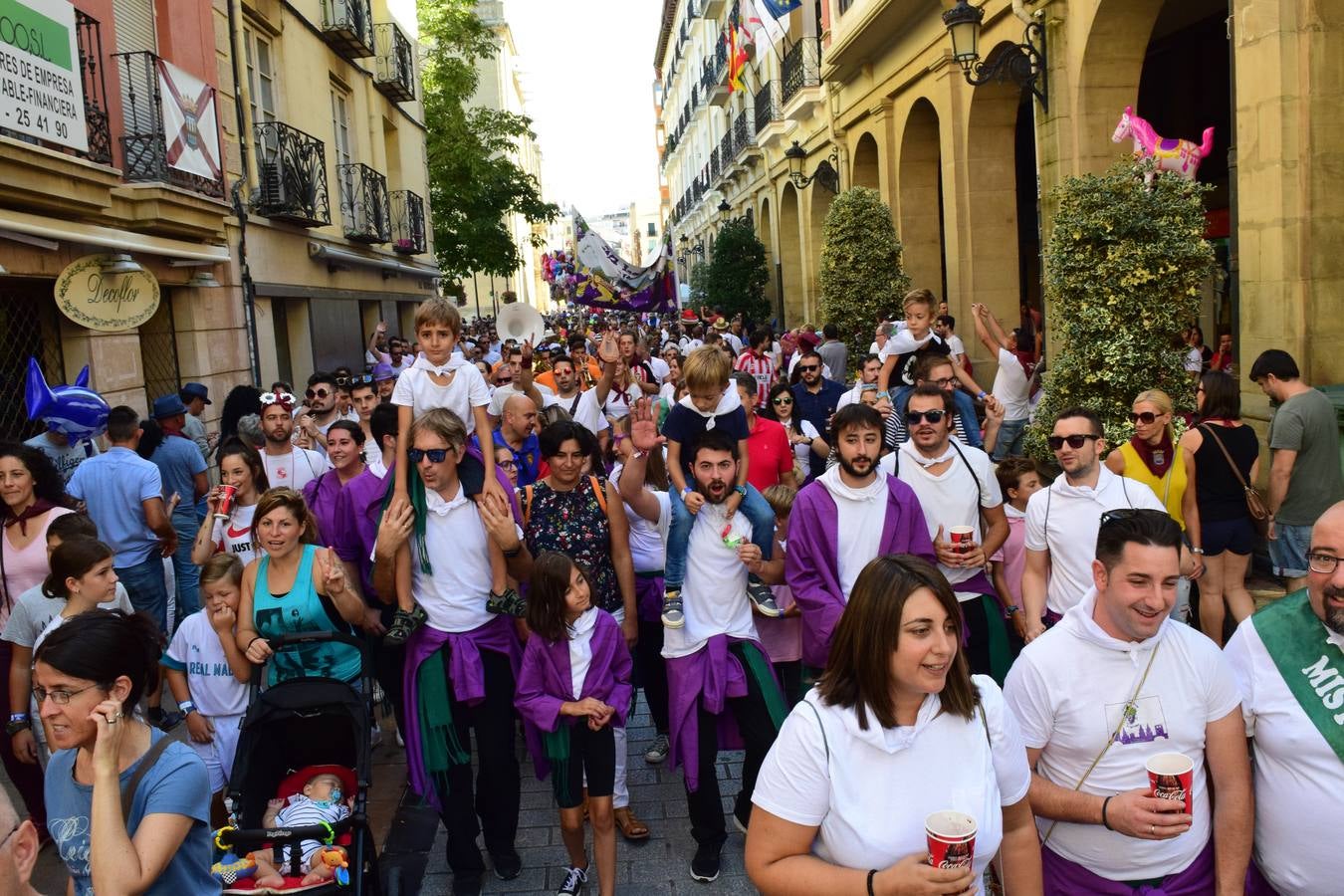 Miles de personas llenan hoy las calles de Logroño.