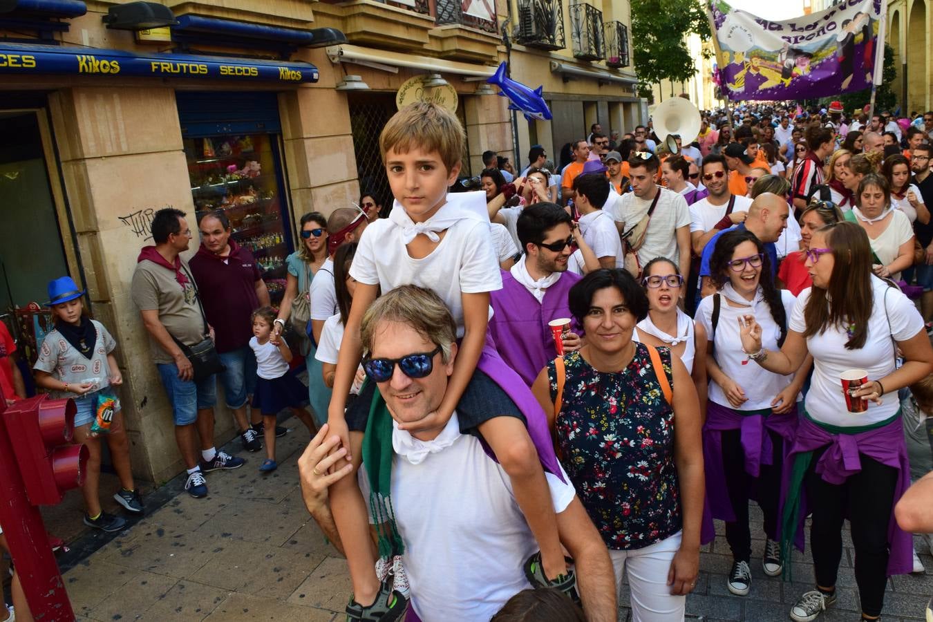 Miles de personas llenan hoy las calles de Logroño.