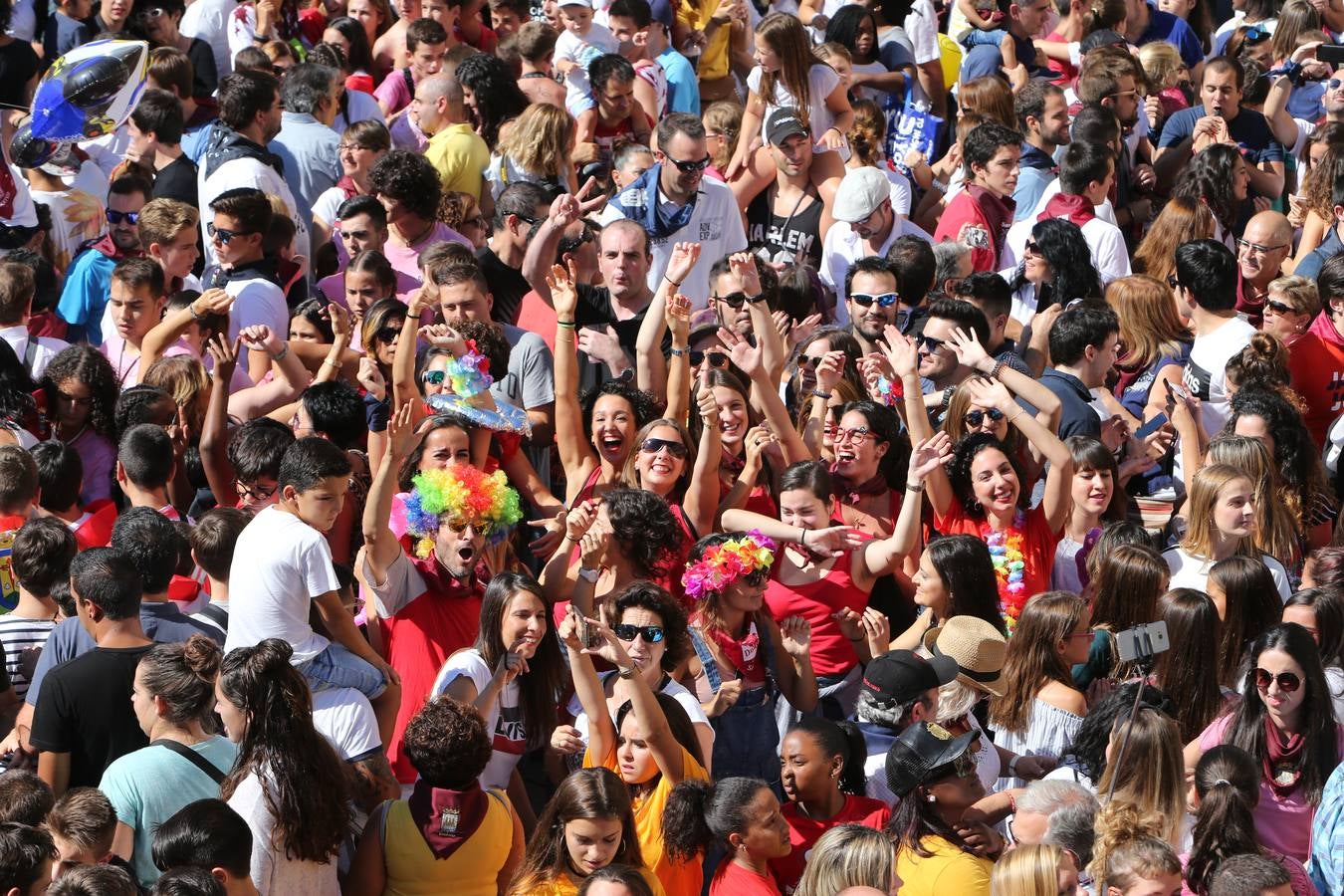 La plaza abarrotada, y nuestros fotógrafos echando humo: miles de personas en el Ayuntamiento