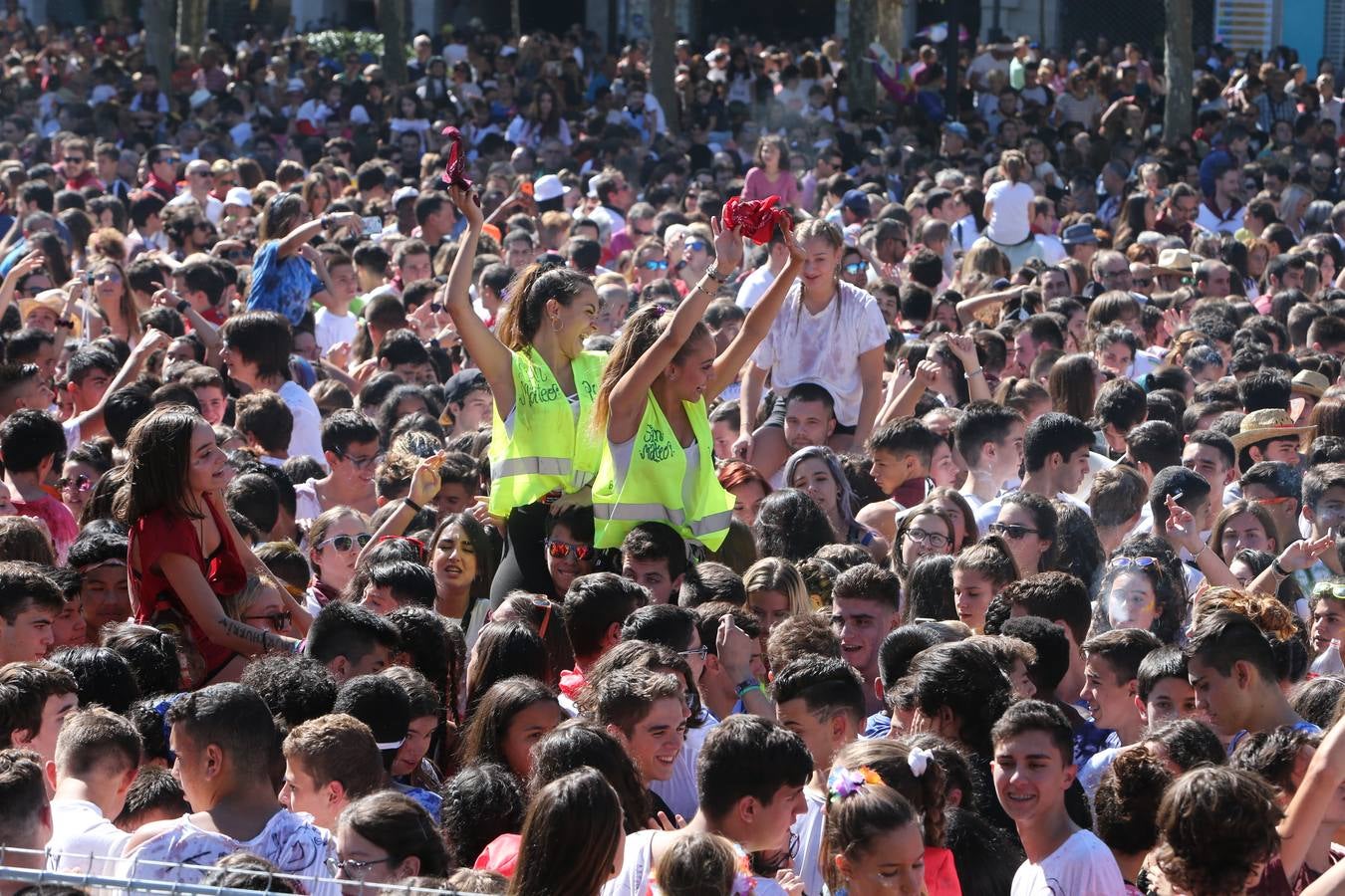 La plaza abarrotada, y nuestros fotógrafos echando humo: miles de personas en el Ayuntamiento