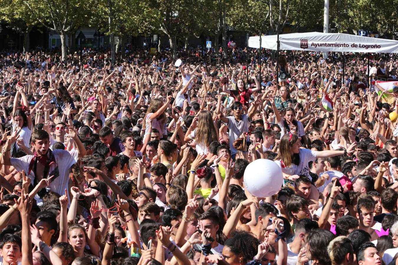 La plaza abarrotada, y nuestros fotógrafos echando humo: miles de personas en el Ayuntamiento