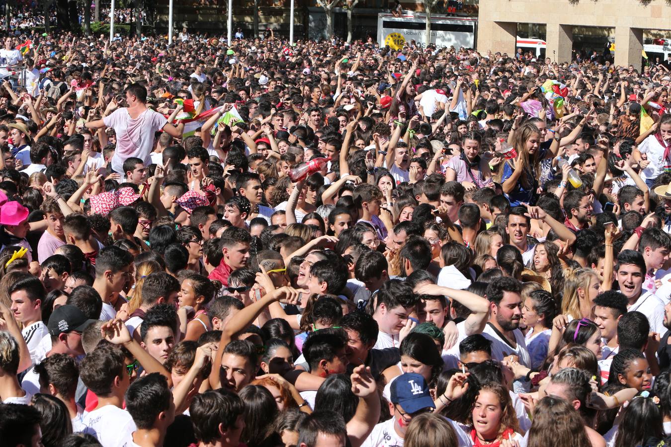 La plaza abarrotada, y nuestros fotógrafos echando humo: miles de personas en el Ayuntamiento