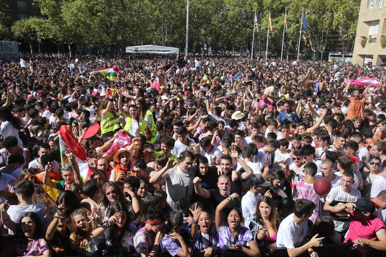 La plaza abarrotada, y nuestros fotógrafos echando humo: miles de personas en el Ayuntamiento