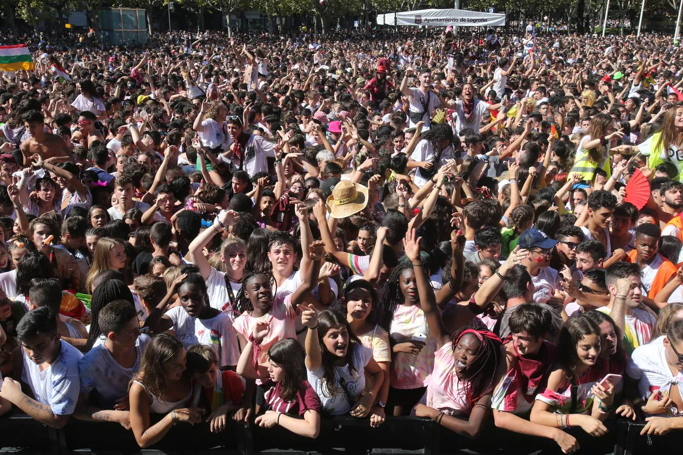 La plaza abarrotada, y nuestros fotógrafos echando humo: miles de personas en el Ayuntamiento