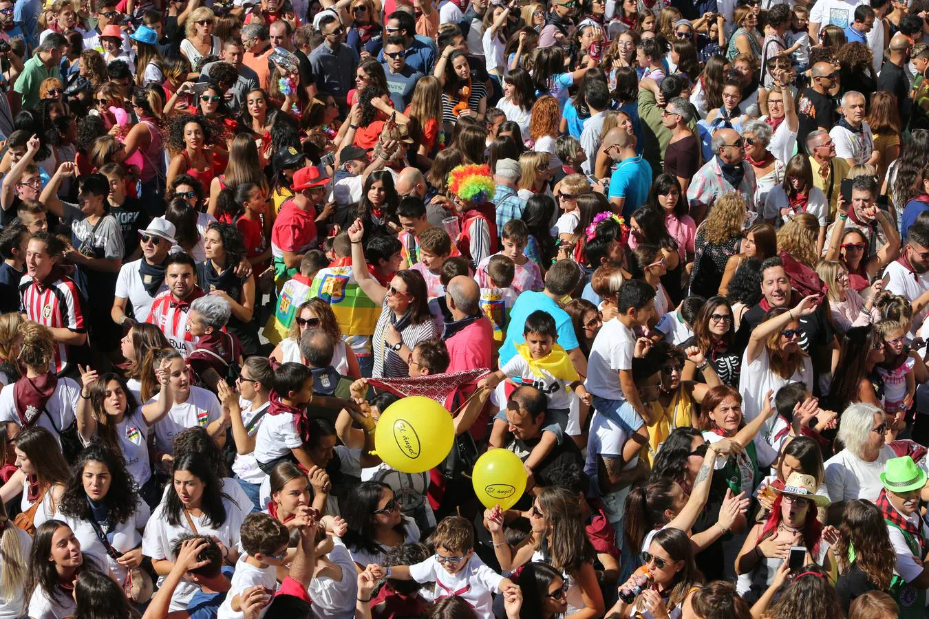 La plaza abarrotada, y nuestros fotógrafos echando humo: miles de personas en el Ayuntamiento