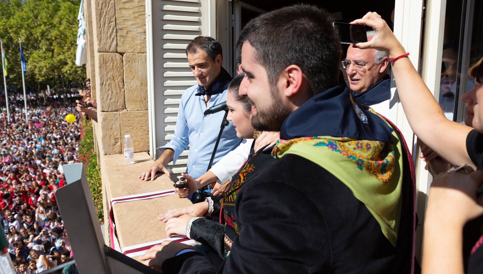 Miles de personas llenaron la plaza logroñesa el primer día de fiestas.