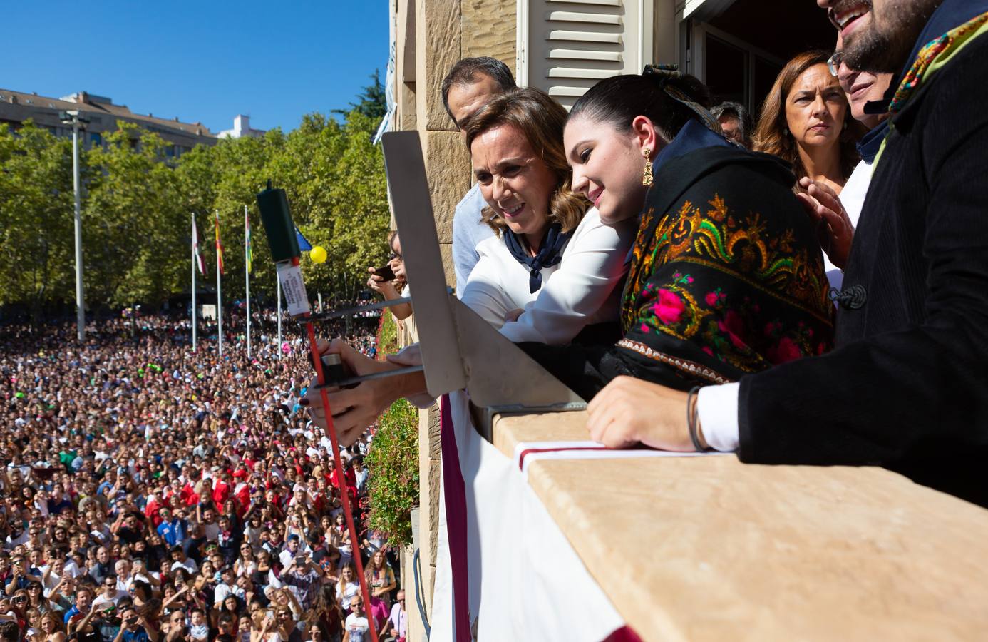 Miles de personas llenaron la plaza logroñesa el primer día de fiestas.