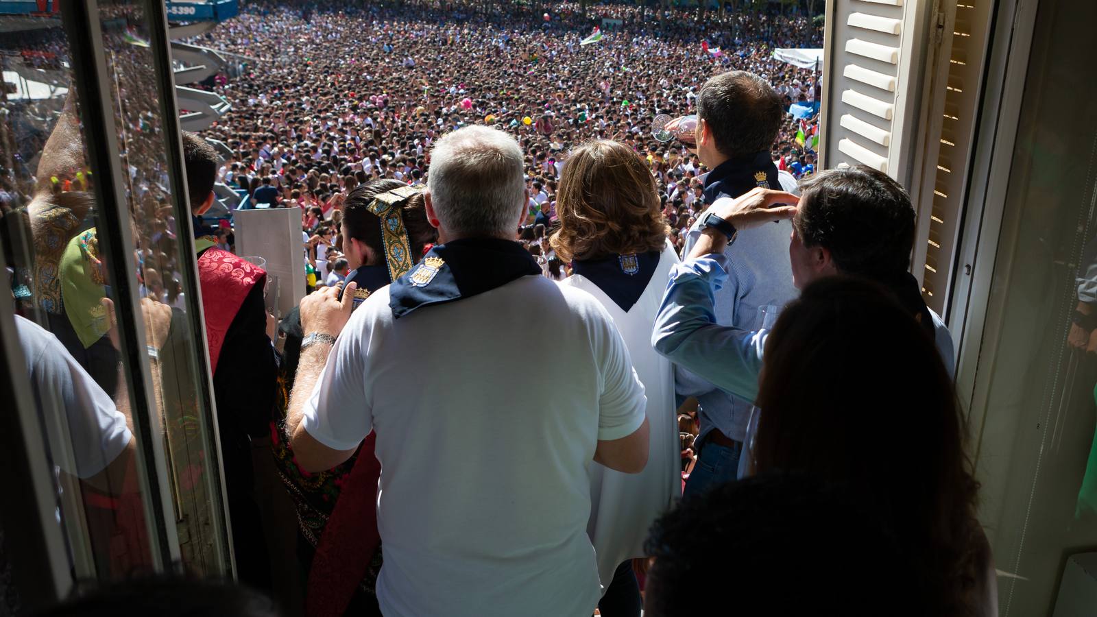 Miles de personas llenaron la plaza logroñesa el primer día de fiestas.