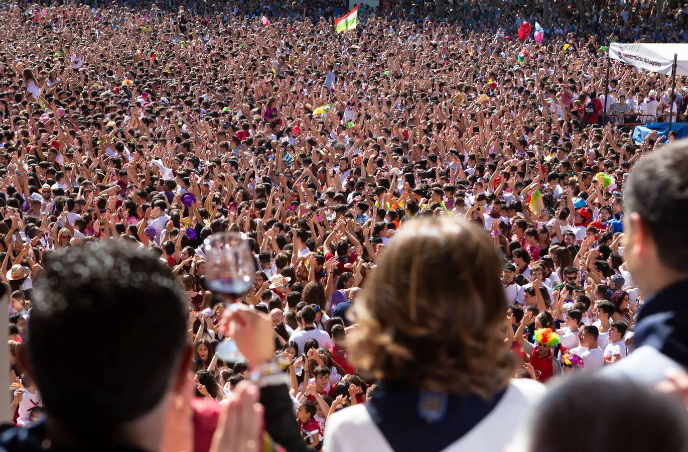 Miles de personas llenaron la plaza logroñesa el primer día de fiestas.