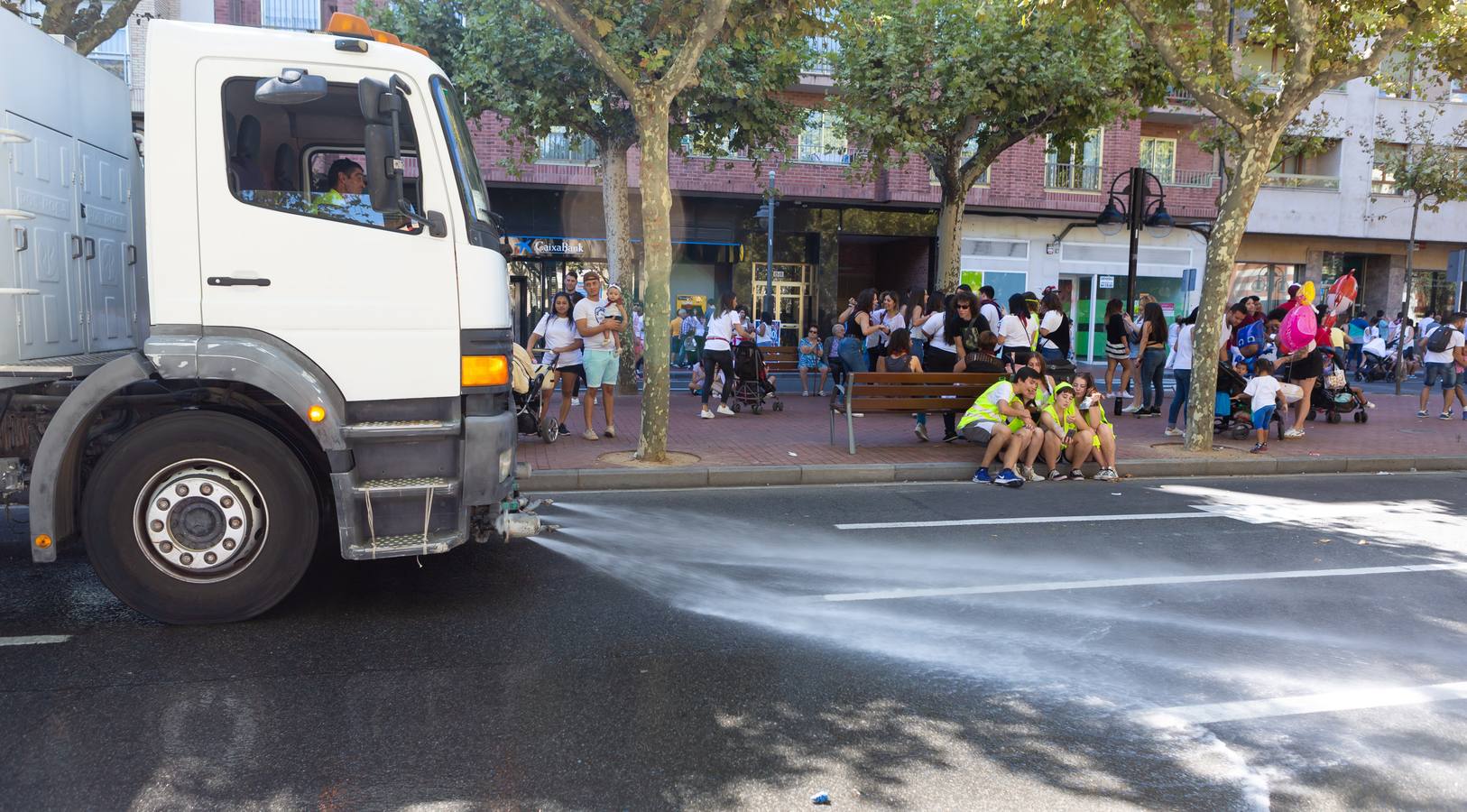 Miles de personas llenaron la plaza logroñesa el primer día de fiestas.