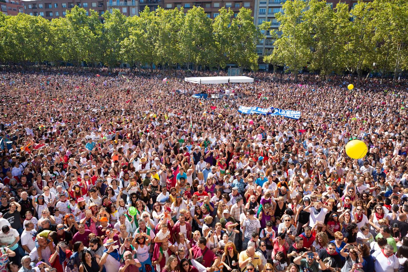 Miles de personas llenaron la plaza logroñesa el primer día de fiestas.