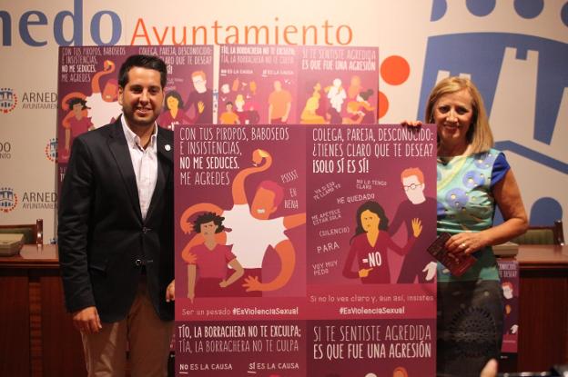 El alcalde, Javier García, y la concejala Chus de Orte presentaron ayer la campaña de sensibilización. :: E.p.