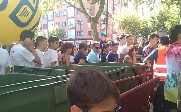 Ciudadanos, esperando para acceder a la plaza una vez que ya se había disparado el cohete