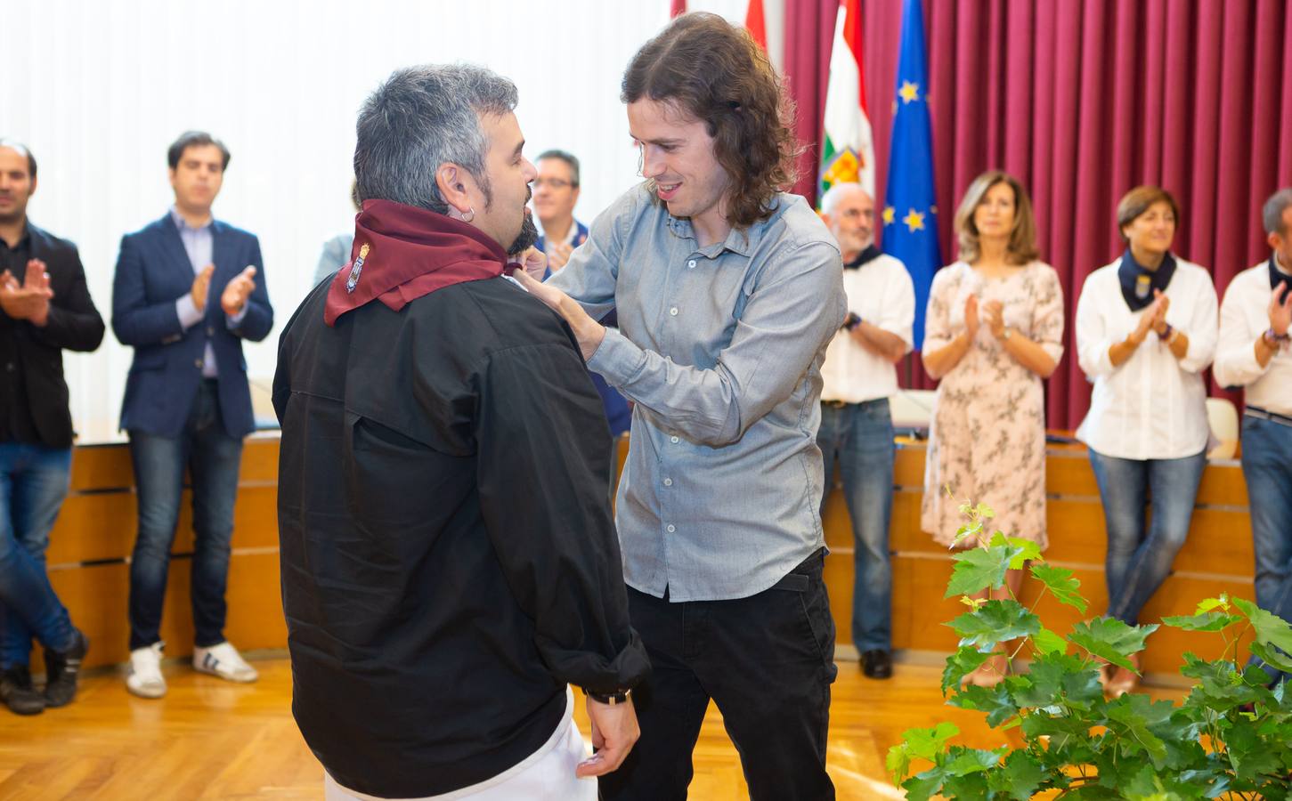 El salón de plenos del Ayuntamiento ha acogido la imposición de pañuelos de las fiestas de San Mateo.