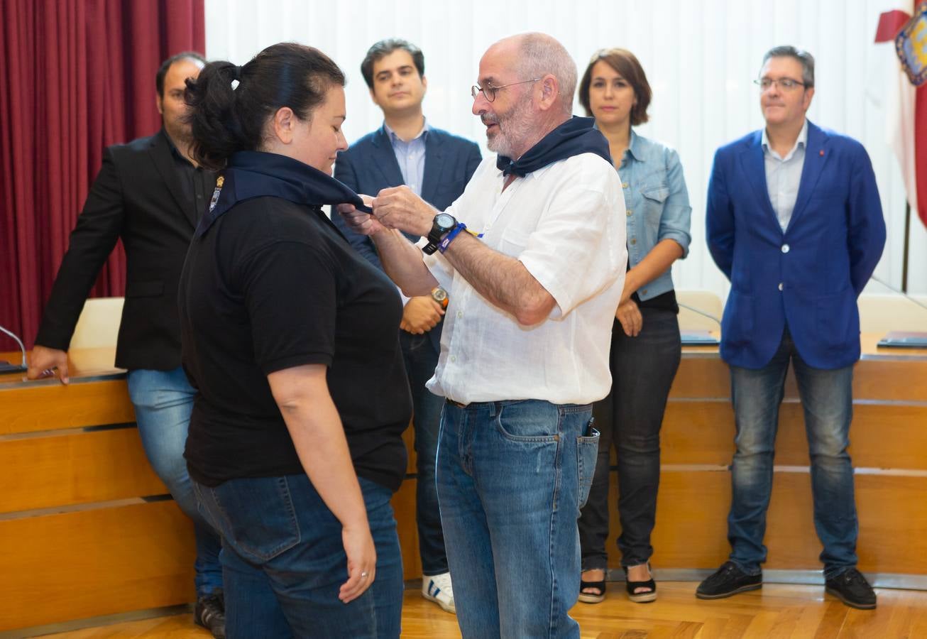 El salón de plenos del Ayuntamiento ha acogido la imposición de pañuelos de las fiestas de San Mateo.