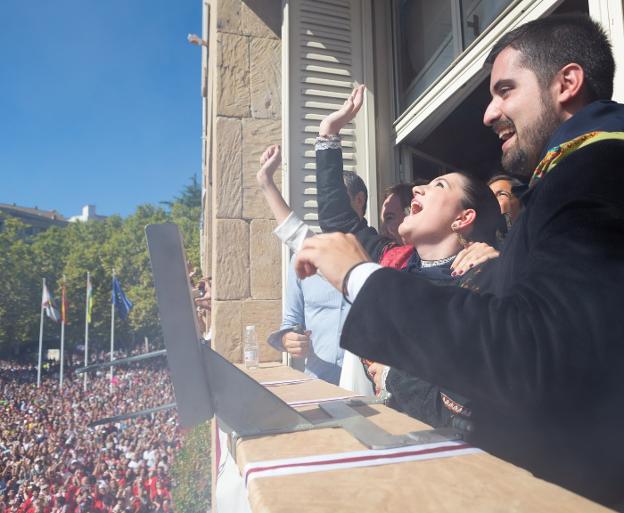 El balcón del Ayuntamiento tras la explosión del cohete y la emoción de los Vendimiadores mayores, Andrea Ruiz y Álvaro Marín. :: sonia tercero