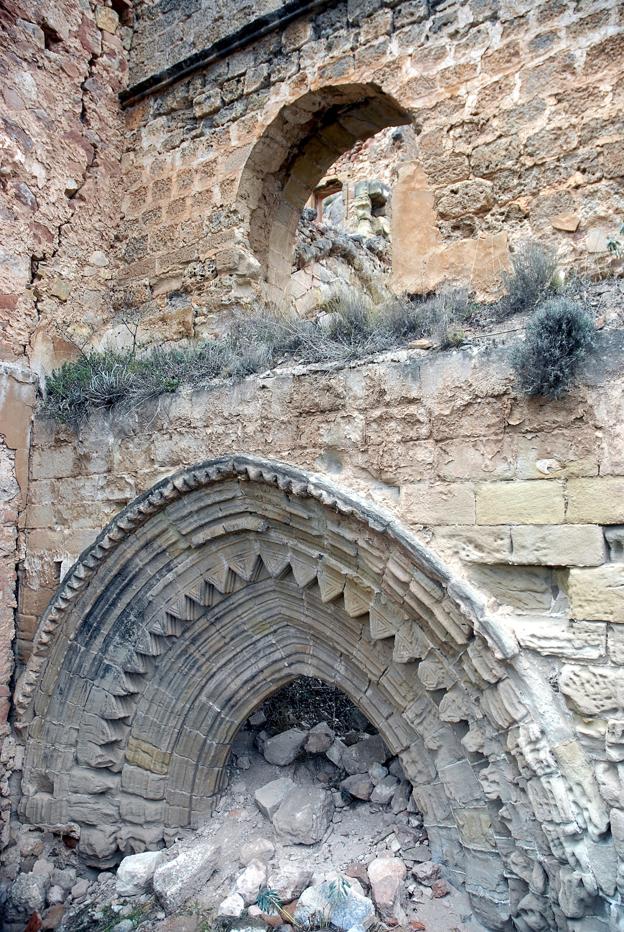 Arco abocinado de San Prudencio de Monte Laturce, semienterrado entre los escombros del propio edificio. :: alfredo iglesias