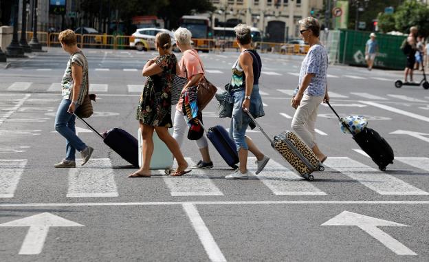 Un grupo de turistas en la ciudad de Valencia este verano. :: EFE