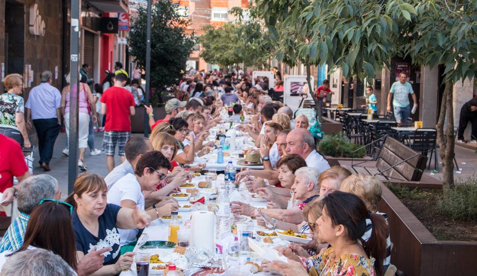 Comida popular 'Paella.. pa todos', que ha reunido en las calles Madrid y Román Gimeno, de Santo Domingo de la Calzada, a 650 personas.