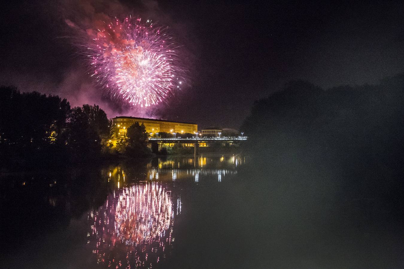 La pirotecnia Vulcano iluminó el cielo de Logroño en la primera noche festiva