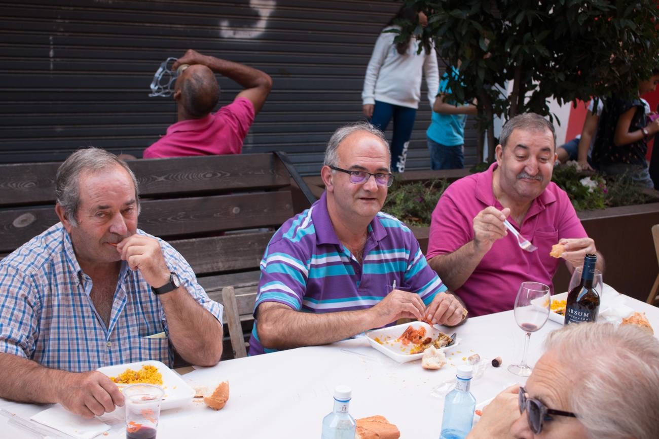 Comida popular 'Paella.. pa todos', que ha reunido en las calles Madrid y Román Gimeno, de Santo Domingo de la Calzada, a 650 personas.