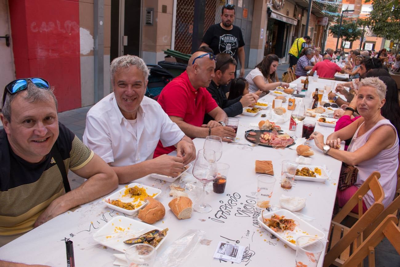 Comida popular 'Paella.. pa todos', que ha reunido en las calles Madrid y Román Gimeno, de Santo Domingo de la Calzada, a 650 personas.