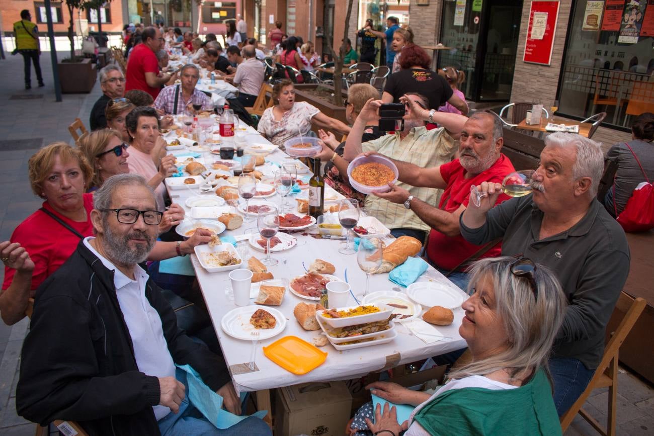 Comida popular 'Paella.. pa todos', que ha reunido en las calles Madrid y Román Gimeno, de Santo Domingo de la Calzada, a 650 personas.