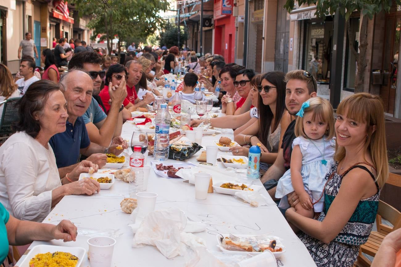 Comida popular 'Paella.. pa todos', que ha reunido en las calles Madrid y Román Gimeno, de Santo Domingo de la Calzada, a 650 personas.