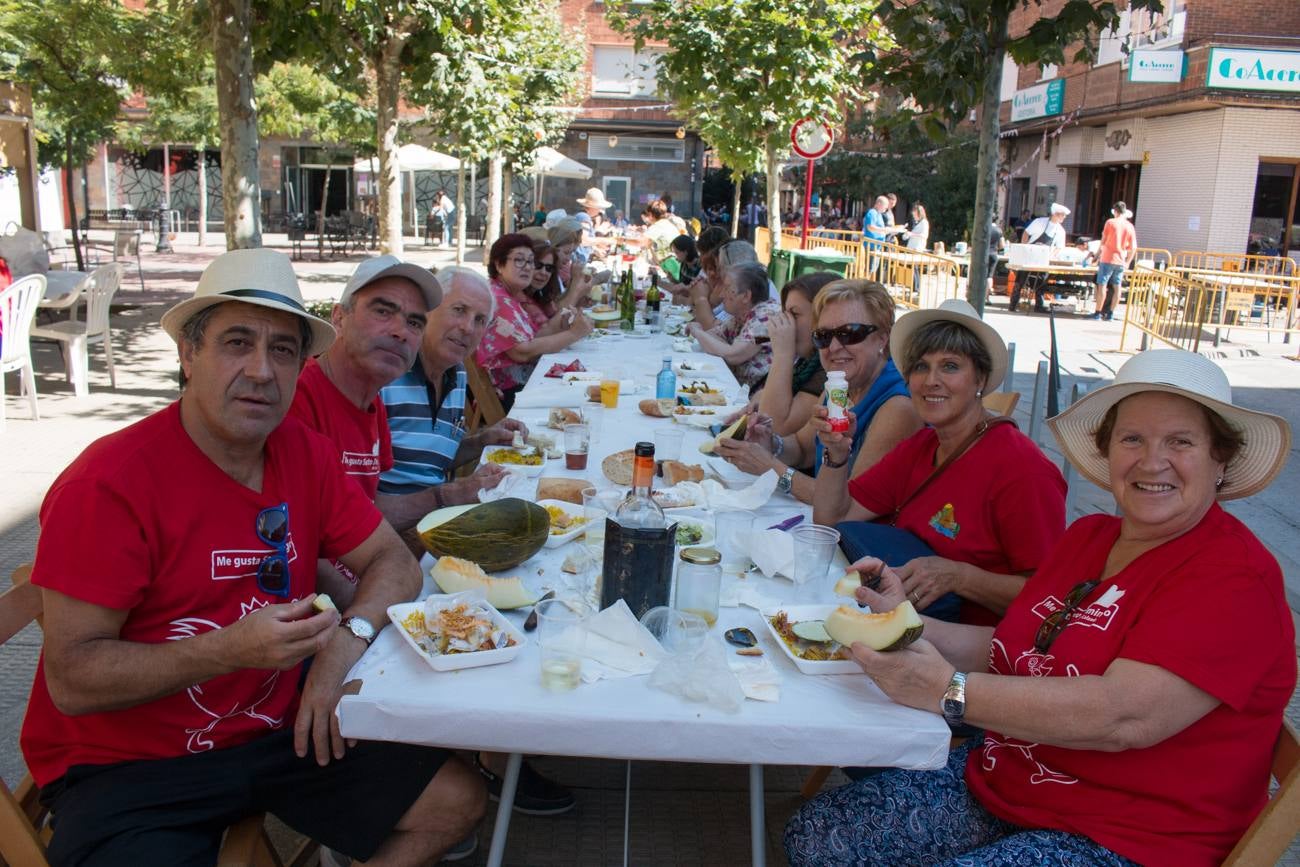 Comida popular 'Paella.. pa todos', que ha reunido en las calles Madrid y Román Gimeno, de Santo Domingo de la Calzada, a 650 personas.