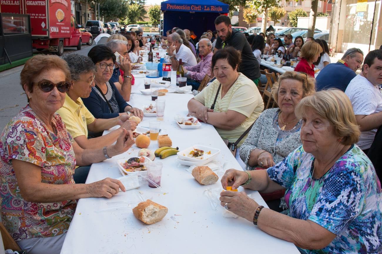 Comida popular 'Paella.. pa todos', que ha reunido en las calles Madrid y Román Gimeno, de Santo Domingo de la Calzada, a 650 personas.