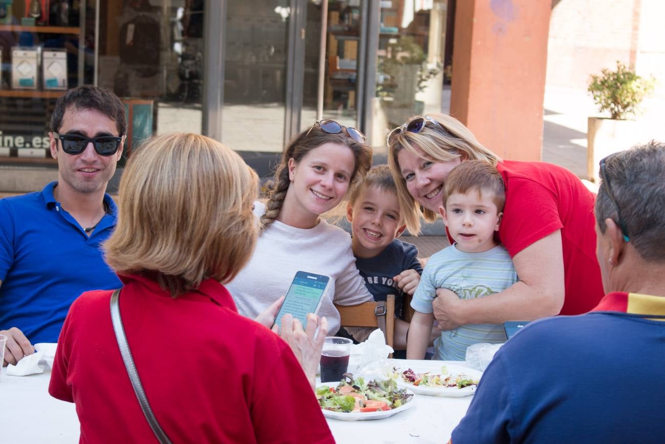 Comida popular 'Paella.. pa todos', que ha reunido en las calles Madrid y Román Gimeno, de Santo Domingo de la Calzada, a 650 personas.