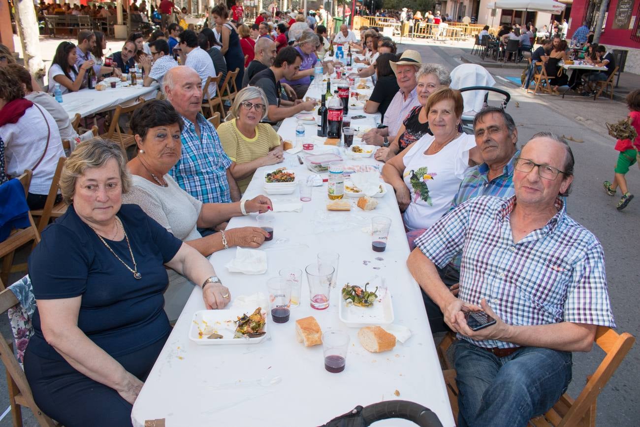 Comida popular 'Paella.. pa todos', que ha reunido en las calles Madrid y Román Gimeno, de Santo Domingo de la Calzada, a 650 personas.