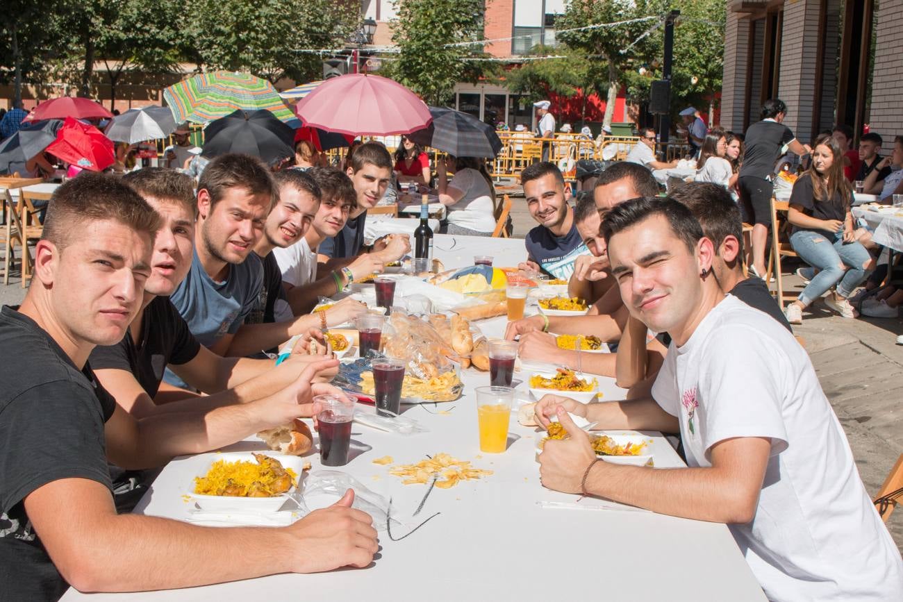 Comida popular 'Paella.. pa todos', que ha reunido en las calles Madrid y Román Gimeno, de Santo Domingo de la Calzada, a 650 personas.