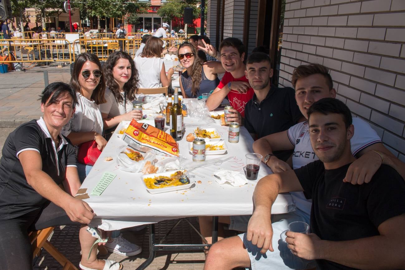 Comida popular 'Paella.. pa todos', que ha reunido en las calles Madrid y Román Gimeno, de Santo Domingo de la Calzada, a 650 personas.